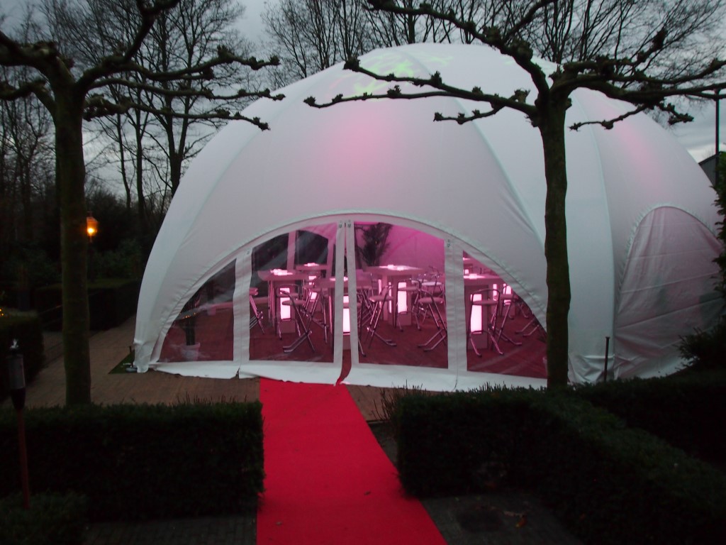 Vluchtig Celsius Labe Megadome tent, Partyverhuur Goossens, Bluiloft, Huwelijk, Ronde tent,  Crossover tent, Hexadome tent, Partytent, Feesttent, Evenementen,  Verlichting, Rode loper - Partyverhuur GoossensPartyverhuur Goossens